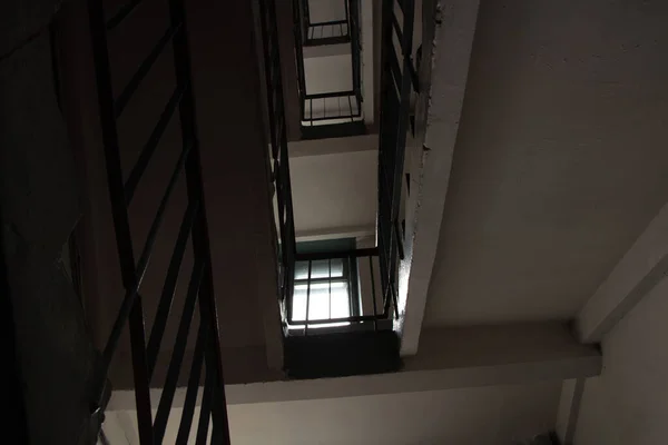 Vieja Escalera Oscura Sucia Soviética Edificio Apartamentos Ciudad Dnipro Ucrania — Foto de Stock