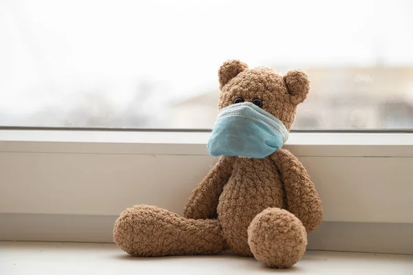 Teddybeer Met Een Medisch Masker Het Raam Het Appartement Kinderziektes — Stockfoto