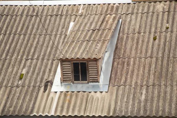 Tetőtér Tetején Egy Ház Szürke Csempe Ukrajnában — Stock Fotó