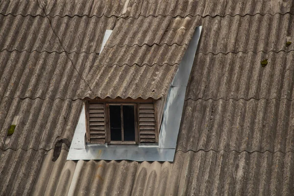 Tetőtér Tetején Egy Ház Szürke Csempe Ukrajnában — Stock Fotó