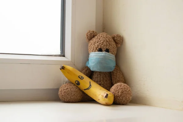Teddybeer Met Een Medisch Masker Naast Een Banaan Met Een — Stockfoto