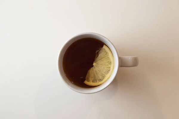 Tazza Con Limone Tavolo Bianco Mattino Colazione Primo Piano — Foto Stock