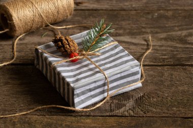 Noel hediye kutuları kağıt iplik ve ahşap bir arka planda el yapımı Noel dekoru, hediye kutusu