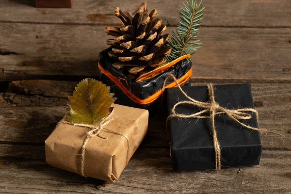 紙糸で作られたクリスマスギフトボックスと木製の背景に手作りのクリスマス装飾 ギフトボックス — ストック写真
