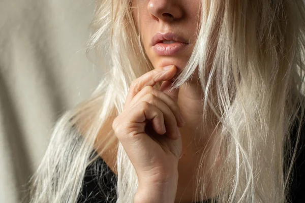 Retrato Uma Jovem Com Cabelos Longos Fundo Branco Menina Triste — Fotografia de Stock