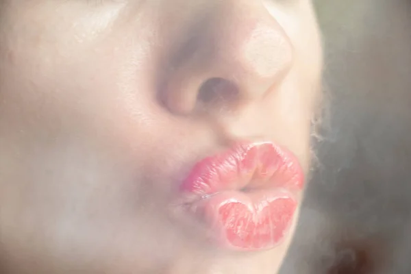 Junges Sexy Mädchen Küsst Vernebeltes Glas Aus Nächster Nähe — Stockfoto