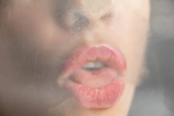 Jovem Sexy Menina Beijos Misted Vidro Close — Fotografia de Stock