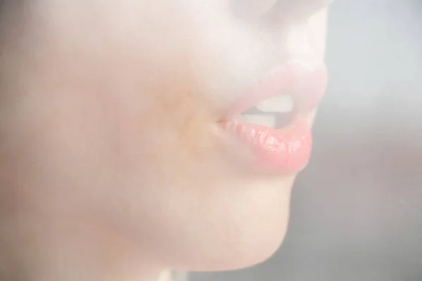 Lábios Uma Jovem Menina Fechar Atrás Vidro Sujo — Fotografia de Stock