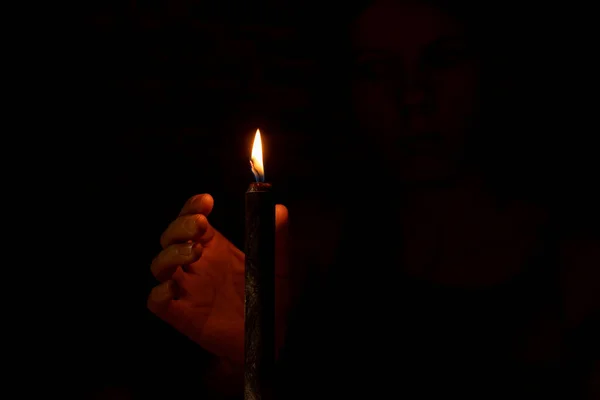 Hand Dunkeln Der Nähe Der Flamme Einer Schwarzen Kerze Aus — Stockfoto