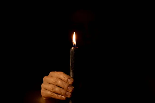 Mão Escuro Perto Chama Uma Vela Preta Fechar — Fotografia de Stock