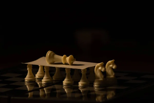 Piezas Ajedrez Blanco Tablero Sobre Fondo Negro Jugando Ajedrez —  Fotos de Stock