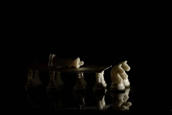 Белые Шахматы Доске Черном Фоне Играющие Шахматы — стоковое фото