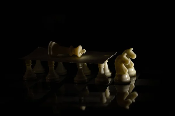 Weiße Schachfiguren Auf Einem Brett Auf Schwarzem Hintergrund Schach Spielend — Stockfoto