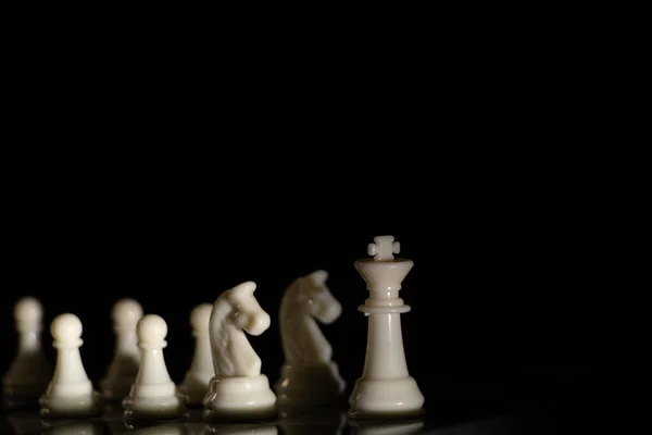 黑底棋盘上的白棋棋子 — 图库照片