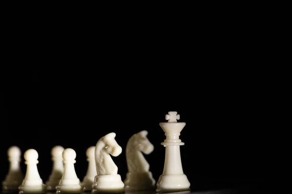 Weiße Schachfiguren Auf Einem Brett Auf Schwarzem Hintergrund Schach Spielend — Stockfoto