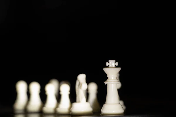 Piezas Ajedrez Blanco Tablero Sobre Fondo Negro Jugando Ajedrez — Foto de Stock