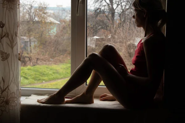 Joven Niña Sienta Invierno Ventana Solo Vacaciones Auto Aislamiento Casa — Foto de Stock