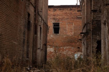 Ukrayna 'daki Dnipro şehrinin merkezinde terk edilmiş eski bir bina duruyor. Yıkılmış bir evin cephesi.