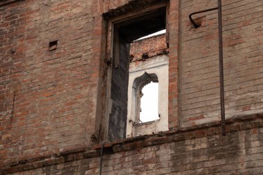Ukrayna 'daki Dnipro şehrinin merkezinde terk edilmiş eski bir bina duruyor. Yıkılmış bir evin cephesi.