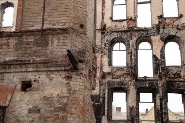 Ukrayna 'daki Dnipro şehrinin merkezinde terk edilmiş eski bir bina duruyor. Yıkılmış bir evin cephesi.