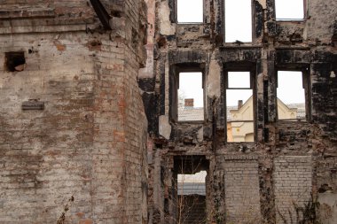 Ukrayna 'daki Dnipro şehrinin merkezinde terk edilmiş eski bir bina duruyor. Yıkılmış bir evin cephesi.