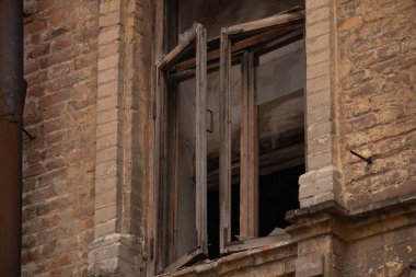 Ukrayna 'daki Dnipro şehrinin merkezinde terk edilmiş eski bir bina duruyor. Yıkılmış bir evin cephesi.