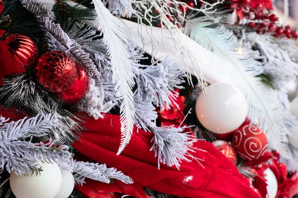 Kerstboom Met Rode Witte Ballen Sneeuw Nieuwjaar — Stockfoto