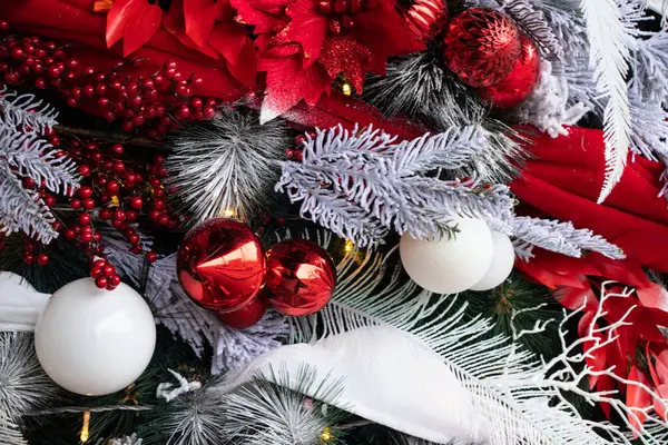 Kerstboom Met Rode Witte Ballen Sneeuw Nieuwjaar — Stockfoto