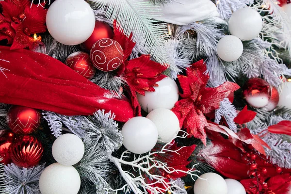 Kerstboom Met Rode Witte Ballen Sneeuw Nieuwjaar — Stockfoto