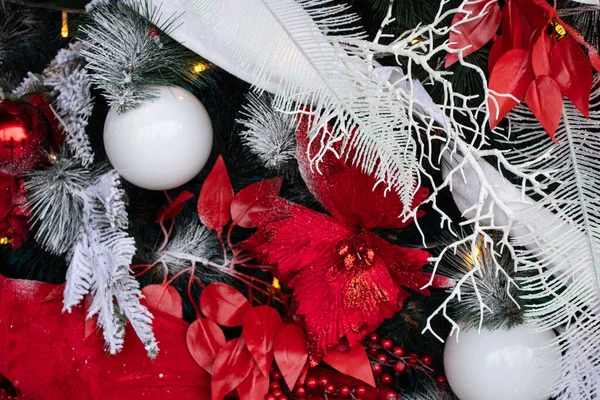 Різдвяна Ялинка Червоними Білими Кульками Снігу Новий Рік — стокове фото