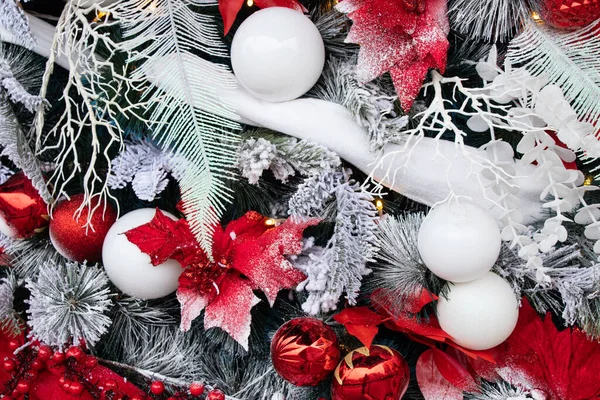 Árvore Natal Com Bolas Vermelhas Brancas Neve Ano Novo — Fotografia de Stock