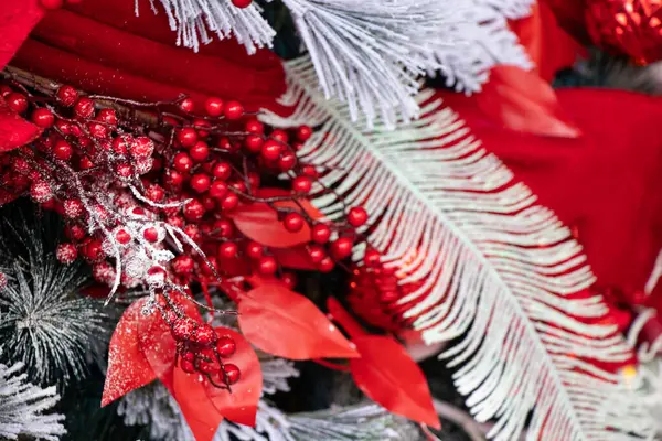 Kerstboom Met Rode Witte Ballen Sneeuw Nieuwjaar — Stockfoto