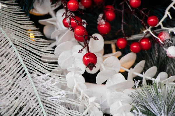 Kerstboom Met Rode Witte Ballen Sneeuw Nieuwjaar — Stockfoto