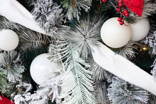 Sapin Noël Avec Des Boules Rouges Blanches Dans Neige Nouvel — Photo