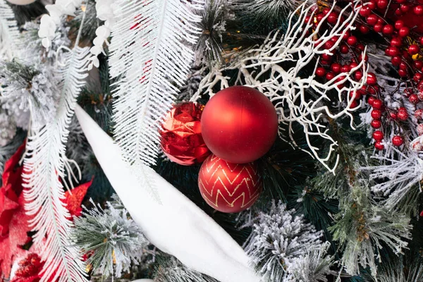 Albero Natale Con Palline Bianche Rosse Nella Neve Capodanno — Foto Stock