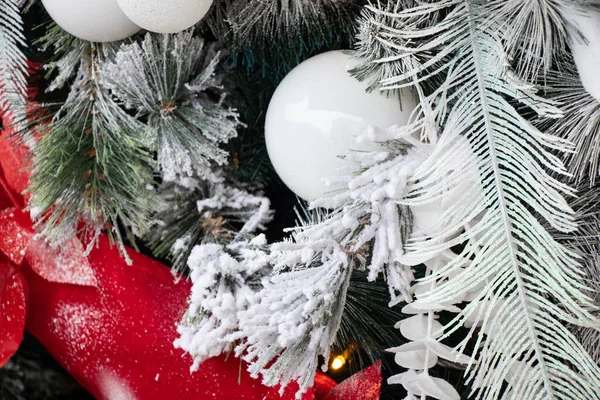 Albero Natale Con Palline Bianche Rosse Nella Neve Capodanno — Foto Stock