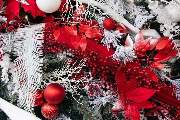 Різдвяна Ялинка Червоними Білими Кульками Снігу Новий Рік — стокове фото