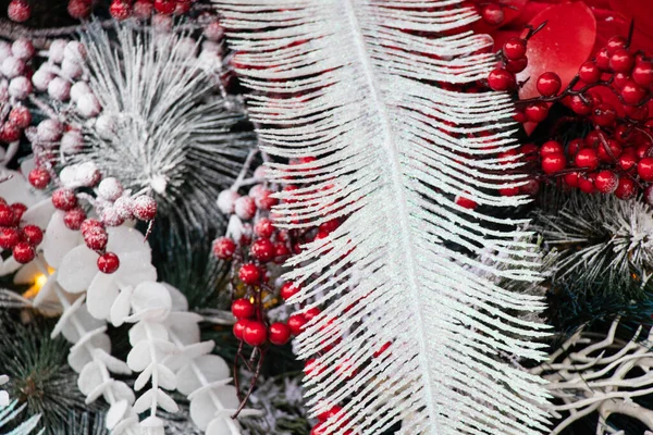 Árvore Natal Com Bolas Vermelhas Brancas Neve Ano Novo — Fotografia de Stock