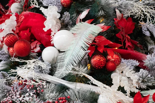 Kerstboom Met Rode Witte Ballen Sneeuw Nieuwjaar — Stockfoto