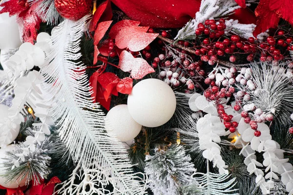 Kerstboom Met Rode Witte Ballen Sneeuw Nieuwjaar — Stockfoto