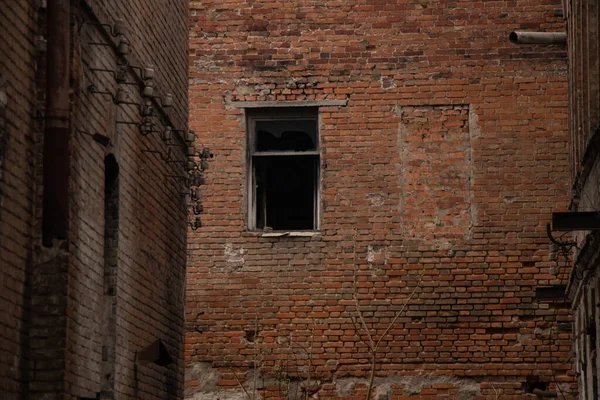 Ukrayna 'daki Dnipro şehrinin merkezinde terk edilmiş eski bir bina duruyor. Yıkılmış bir evin cephesi.