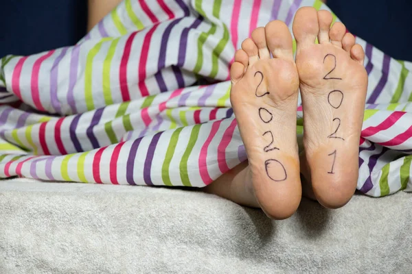 2021 2021 Scritto Sui Piedi Femminili Una Ragazza Sdraiata Letto — Foto Stock