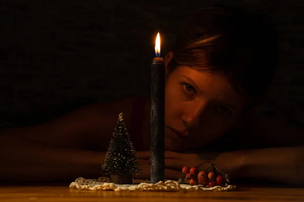 Дівчина Сидить Столом Біля Свічки Маленька Ялинка Темряві Очікуванні Нового — стокове фото
