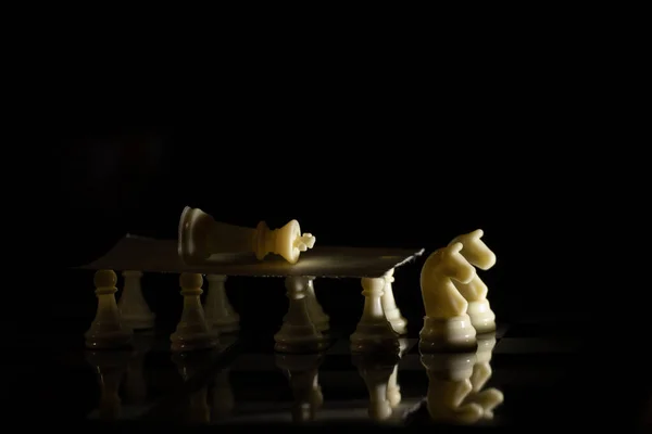 Bílé Šachové Figurky Desce Černém Pozadí Hraje Šachy — Stock fotografie