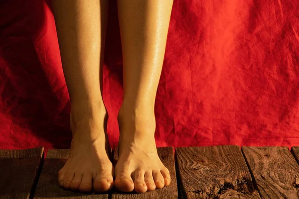 Pies Femeninos Descalzos Suelo Madera Cerca Cama Roja Casa Oscuridad — Foto de Stock