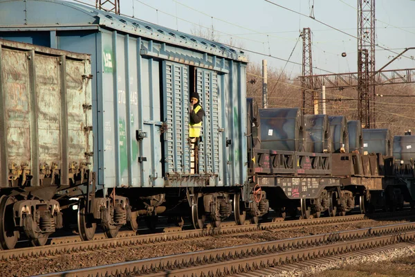 Ukraine Dnipro 2020 Man Looks Out Freight Car Moving Freight — Stockfoto