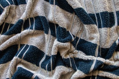 Duş almak için beyaz ve siyah çizgili erkek çizgili havlu.