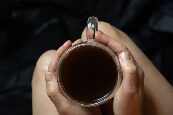 Menina Segurando Uma Xícara Quente Café Com Duas Mãos Fundo — Fotografia de Stock