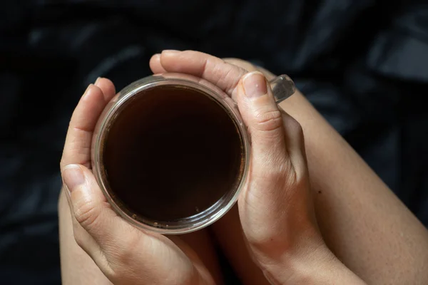 Menina Segurando Uma Xícara Quente Café Com Duas Mãos Fundo — Fotografia de Stock