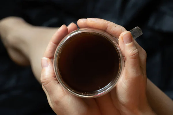 Menina Segurando Uma Xícara Quente Café Com Duas Mãos Fundo — Fotografia de Stock